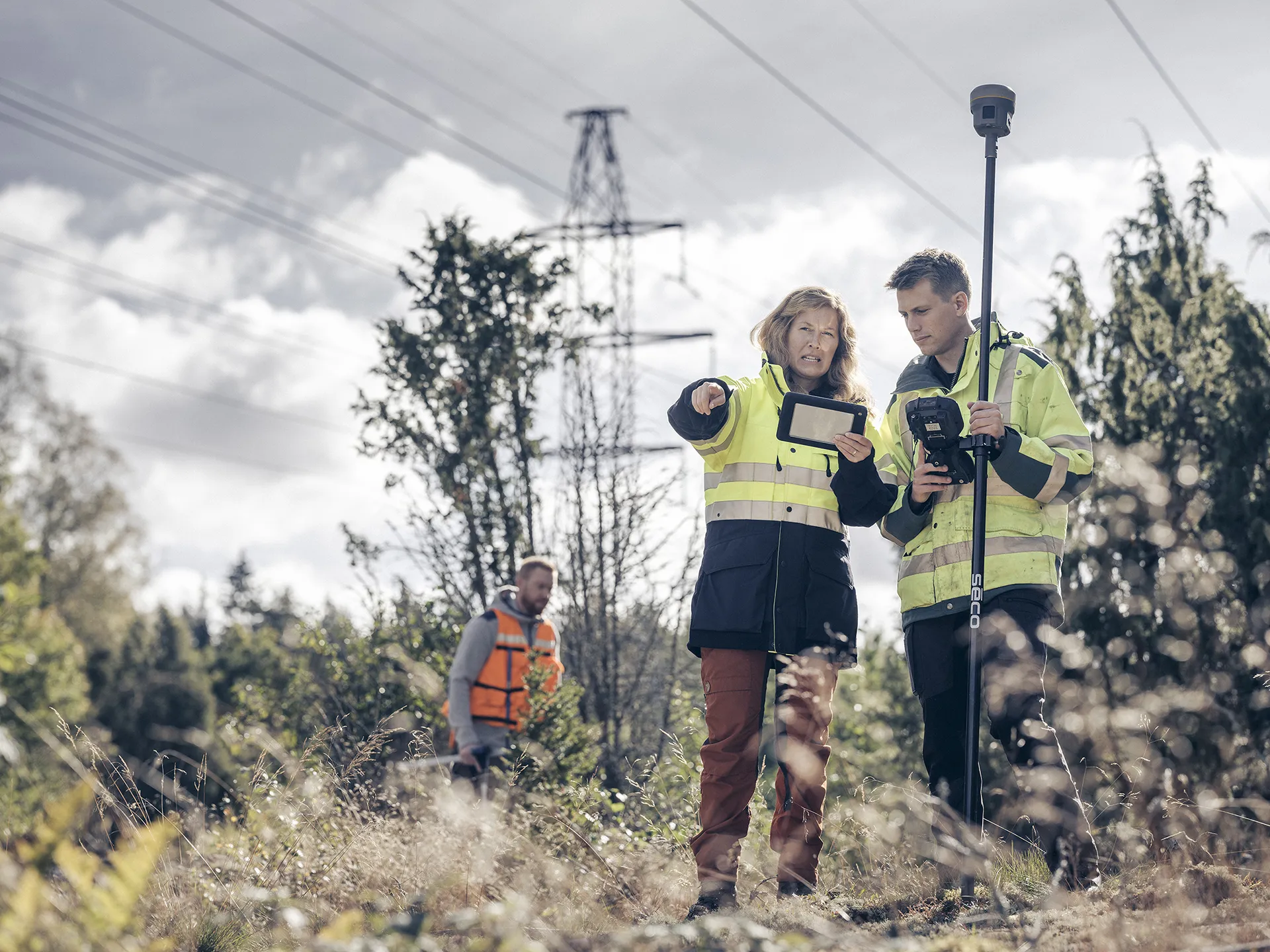 Konsulter utför fältbesök för att säkra stamnätens och regionnätens placeringar